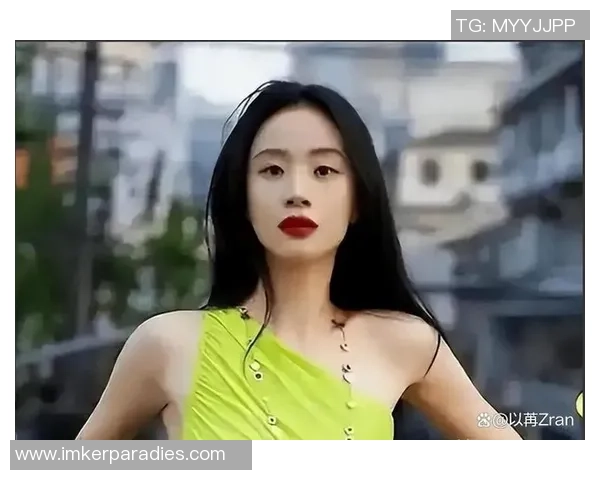 李梦身着红衣庆新年期待赤马年追梦新征程